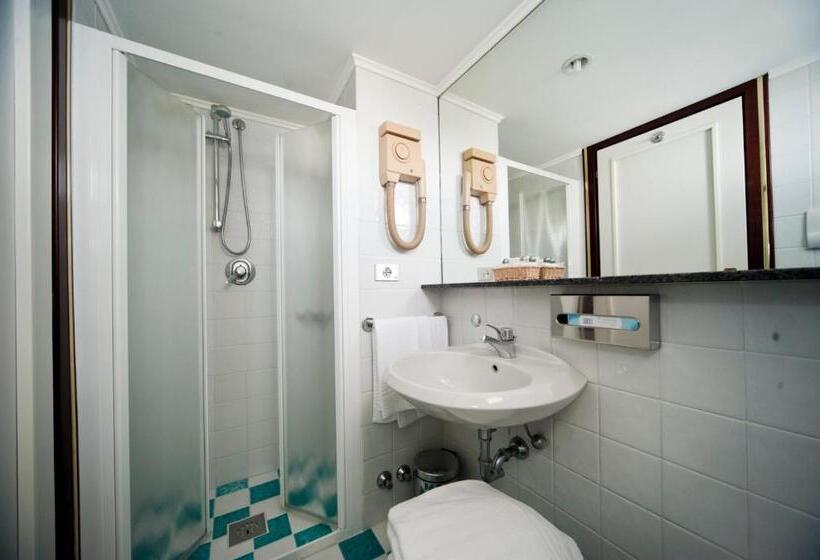 Quarto Estandar Vista Mar Lateral, Beny