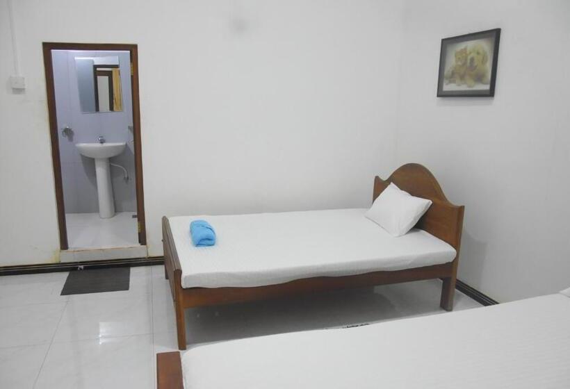 اتاق استاندارد سه نفره, Queens Hotel Anuradhapura
