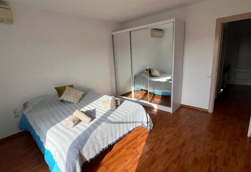 اتاق لوکس با بالکن, Private Double Room In A Shared Penthouse With Patios