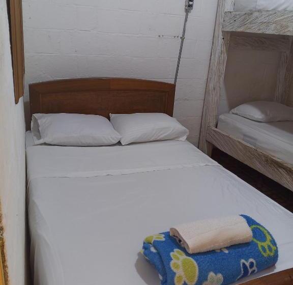 Standart Oda, Colors Fantasy Guatape Backpackers And Travellers