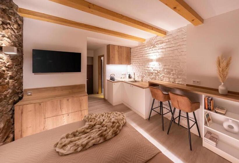 آپارتمان 1 خوابه با تراس, White Wolf Boutique Apartments