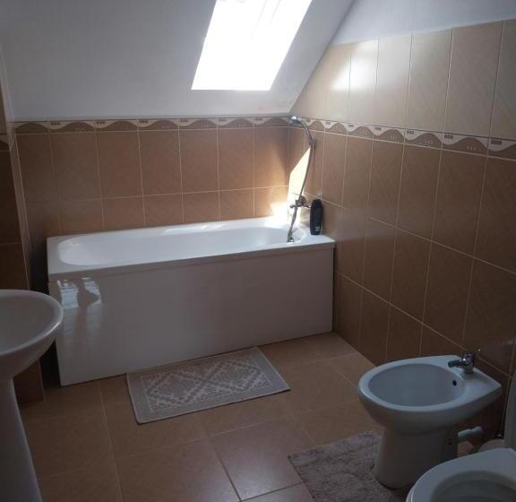اتاق استاندارد یک تخته با سرویس بهداشتی مشترک, Serena House