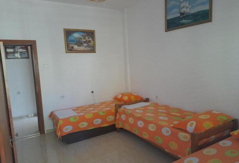 اتاق استاندارد سه تخته با بالکن, Ulpiana   Apartments,rooms,hostel