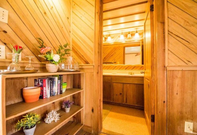 اتاق لوکس با بالکن و چشم‌انداز دریا, Utila Lodge