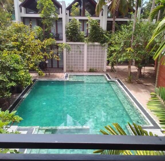 Quarto Triplo Estandar Vista Piscina, Nirmala Villa