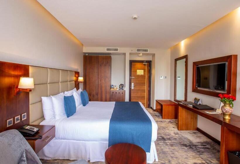 Quarto Superior Cama King, Golden Tulip Canaan Kampala