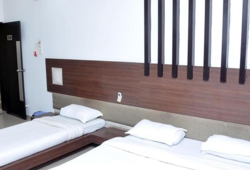 Трехместный Номер Базовый, Radhe Palace Morbi