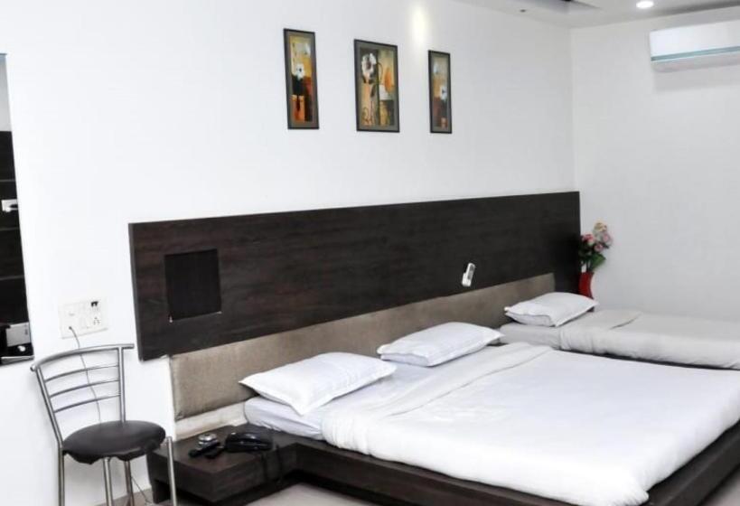 Трехместный Номер Базовый, Radhe Palace Morbi