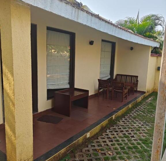 Вилла с 1 спальней и бассейном, Nehamrit Farms  Nr Malshej Ghat With Pool