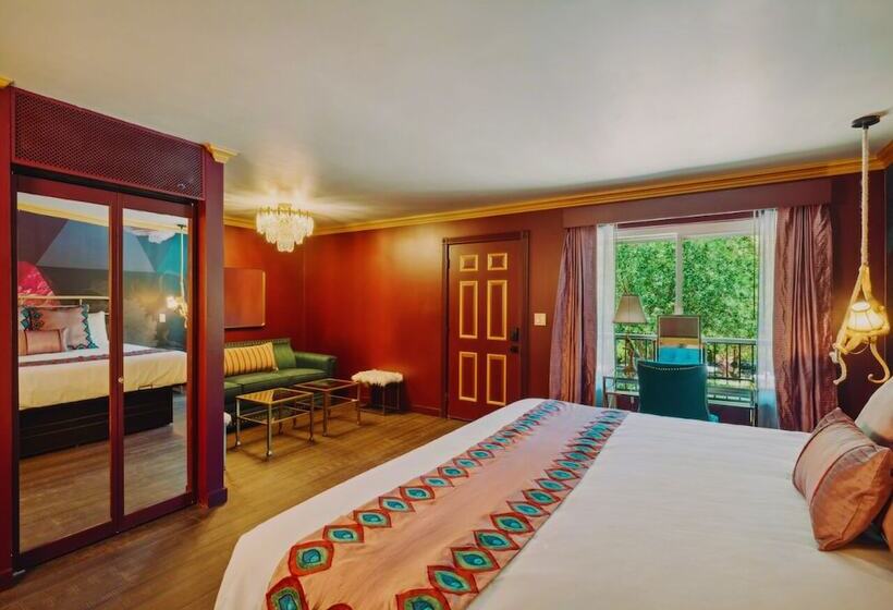 豪华房间, The Fainting Couch Boutique