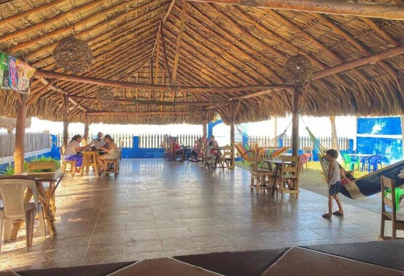 标准三人间, Room In Cabin   Cabana With Breakfast And Pool On The Beach