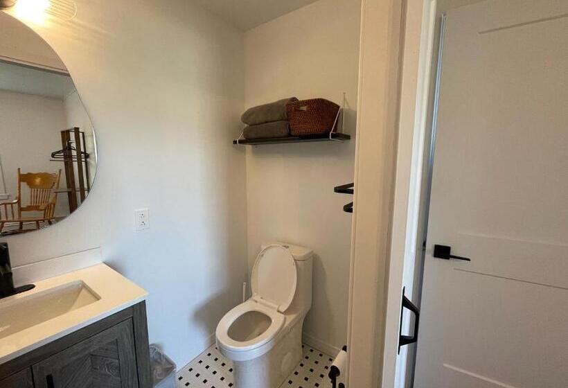 Номер Стандарт Вид на Сад, La Maison Rouge   Bed & Breakfast   La Pocatière