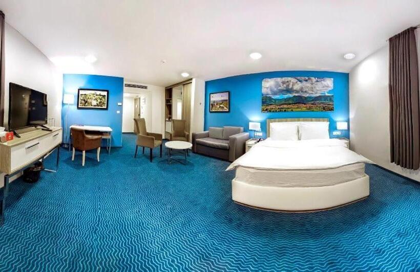 اتاق لوکس با بالکن, Central Hotel, Fitness And Spa