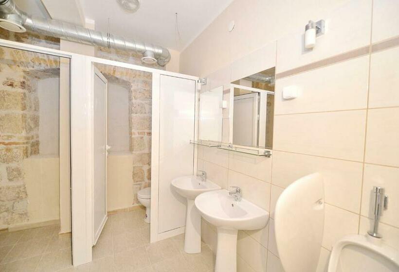 تختخواب در اتاق مشترک, Hostel Pupa