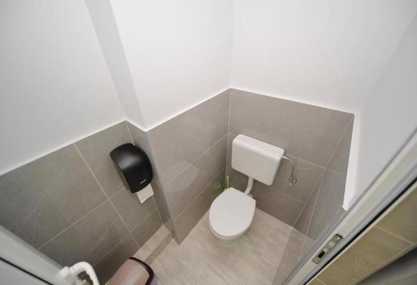 تختخواب در اتاق مشترک, Hostel Pupa