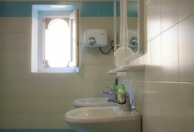 اتاق استاندارد با سرویس بهداشتی مشترک, Ostello Bassano Del Grappa