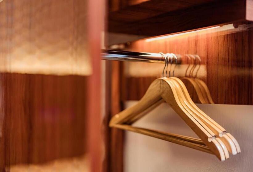 Chambre Familiale Deluxe, Mitc