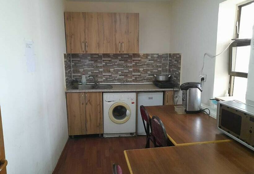 تختخواب در اتاق مشترک, White City Hostel