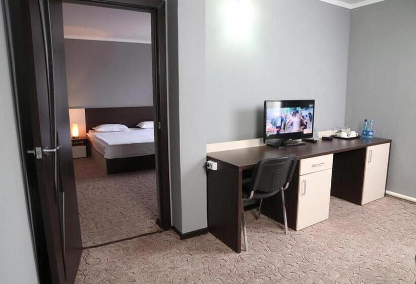 اتاق استاندارد سه نفره, Tourasia