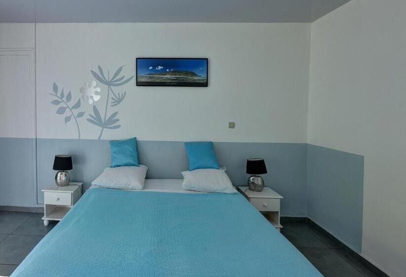 اتاق استاندارد با چشم‌انداز باغ, Hostellerie Des Châteaux