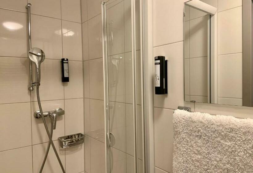 חדר סטנדרד יחיד חדר אמבטיה משותף, 5th Floor Basic Rooms  Shared Bathrooms
