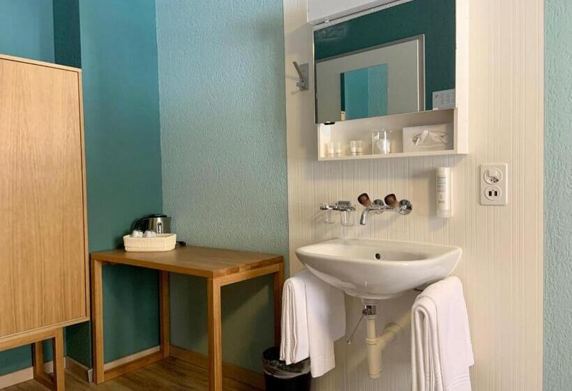 חדר סטנדרט חדר אמבטיה משותף, 5th Floor Basic Rooms  Shared Bathrooms