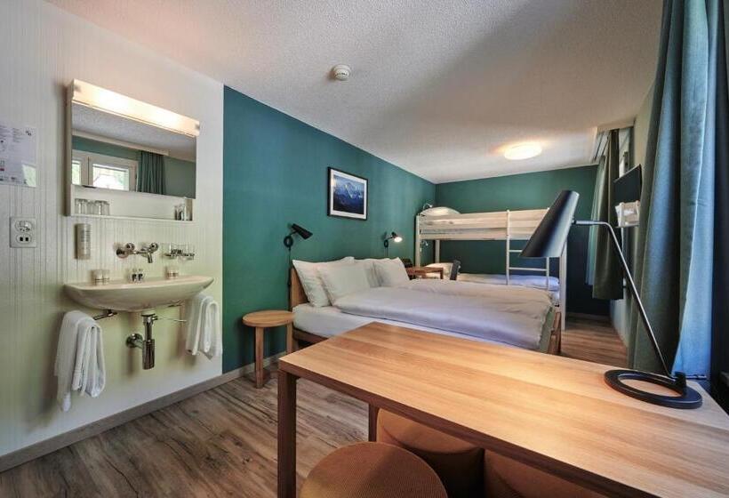 חדר סטנדרטי לארבעה עם חדר אמבטיה משותף, 5th Floor Basic Rooms  Shared Bathrooms