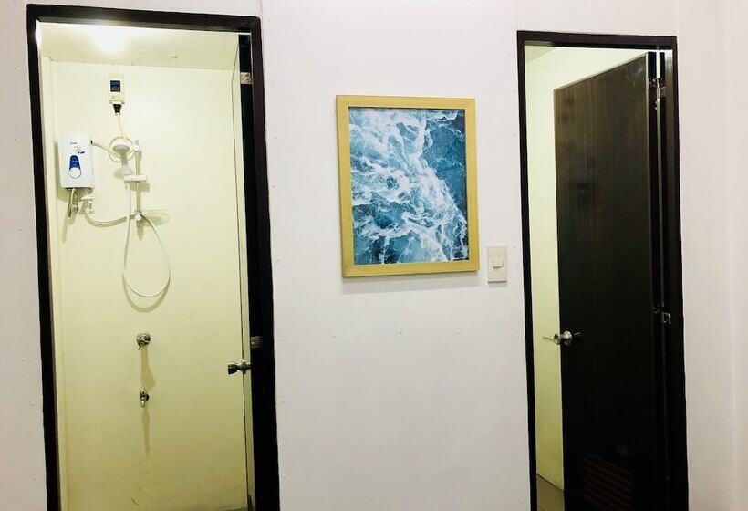 غرفة رباعية اقتصادية مع حمام مشترك, Hometown Hotel Makati   Edsa
