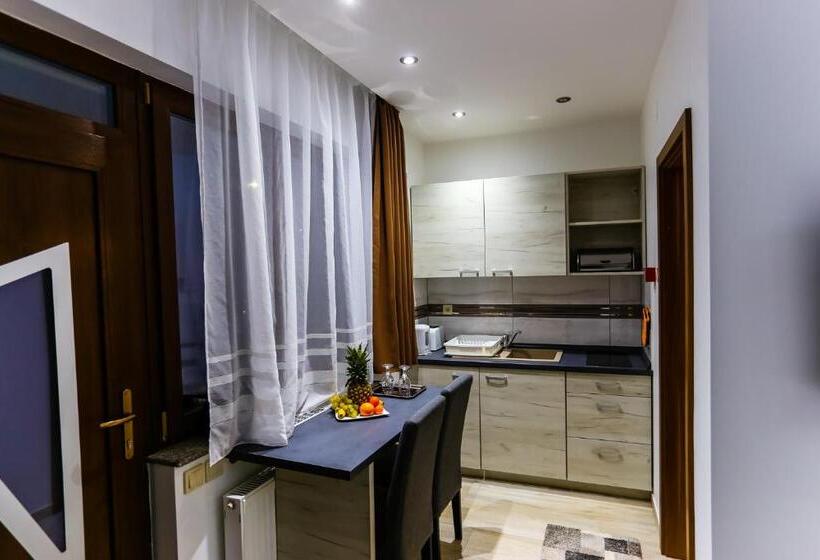 Апартаменты 1 Спальня, Madison Village