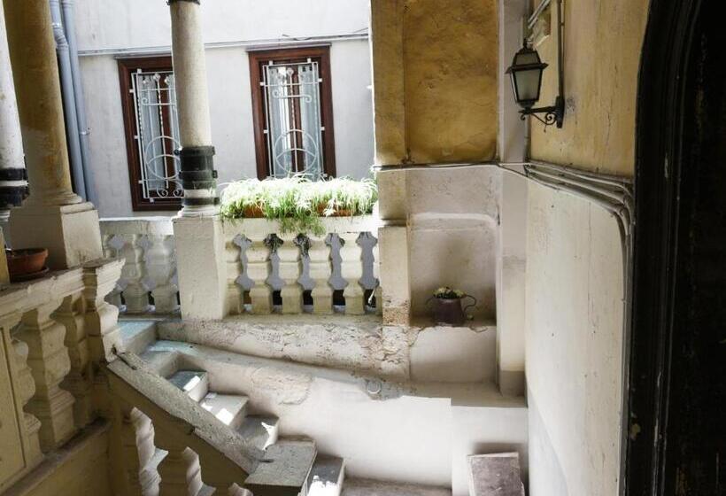 اتاق استاندارد, Sisters Residence
