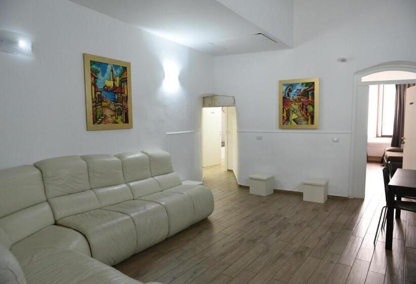 اتاق راحتی سه تخته, Sisters Residence