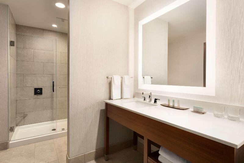 Люкс Кровать Кинг, Embassy Suites By Hilton Denton Convention Center