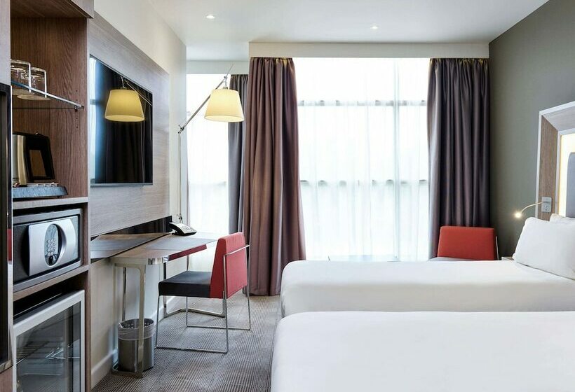 高级大房间, Novotel London Heathrow Airport T1 T2 And T3