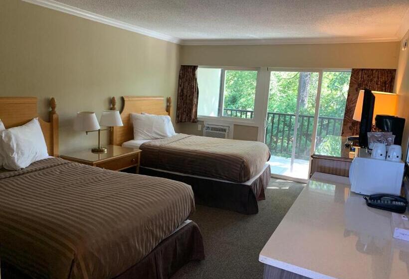 Номер Deluxe с Балконом, Okanagan Royal Park Inn By Elevate Rooms