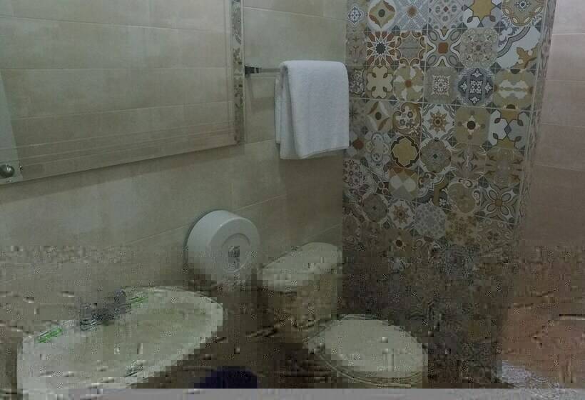 Quarto Estandar, Luar