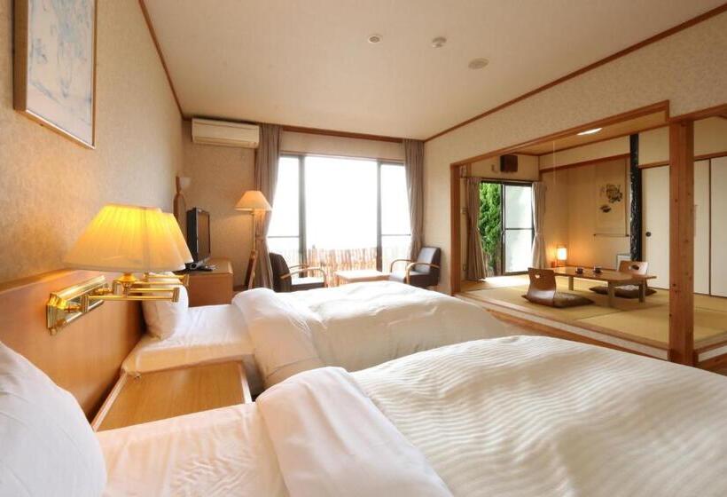 غرفة عائلية مطلّة علي البحر, Tsushima Grand
