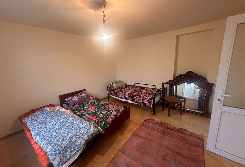 اتاق اکونومی, Sovet Hostel