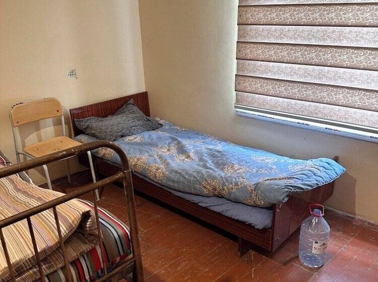 اتاق اکونومی, Sovet Hostel