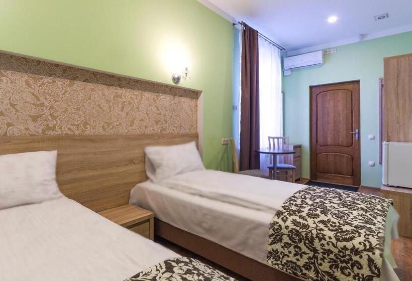 اتاق استاندارد با سرویس بهداشتی مشترک, Gogol Park Rooms