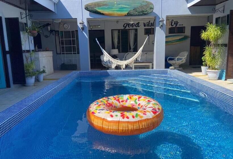 اتاق لوکس, Perico Azul & Surf Camp