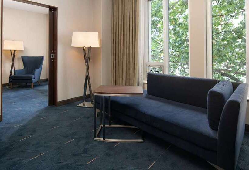 Suite, Embassy Suites By Hilton Seattle Downtown Pioneer Square