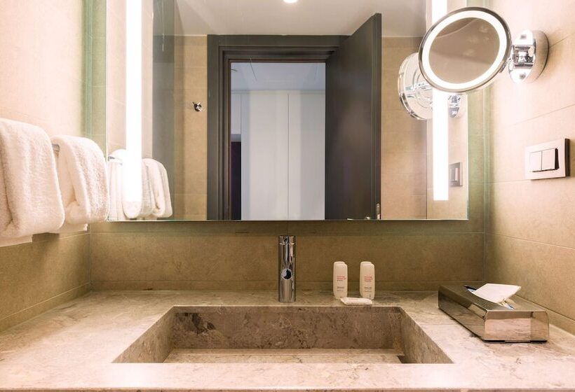 اتاق استاندارد با چشم‌انداز استخر, Radisson Hotel Dakar Diamniadio