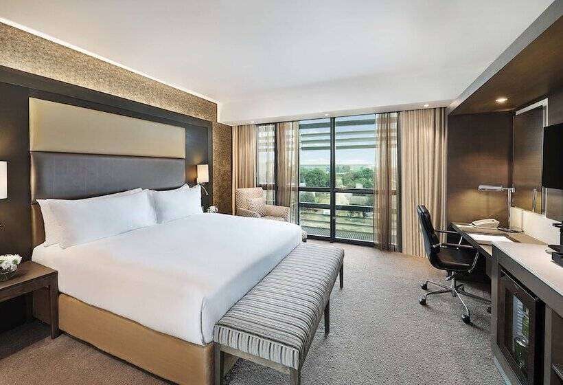 اتاق لوکس, Legend Hotel Lagos Airport, Curio Collection By Hilton