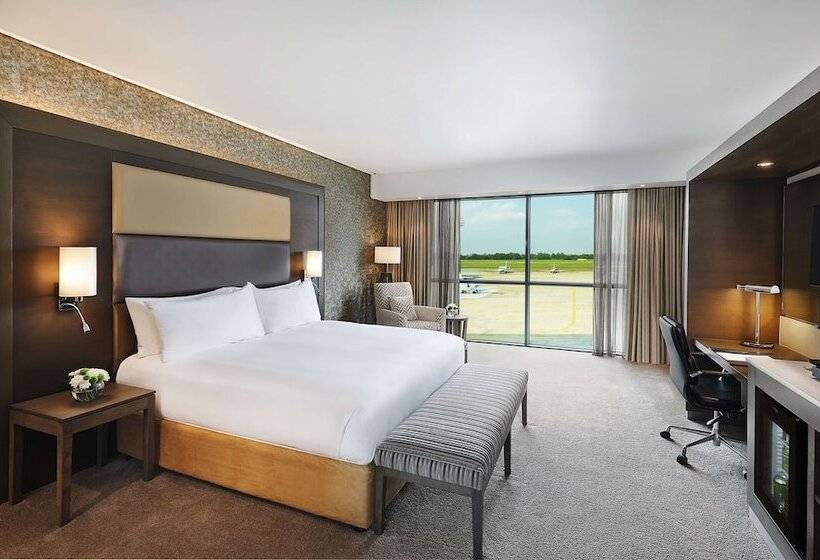 اتاق لوکس, Legend Hotel Lagos Airport, Curio Collection By Hilton
