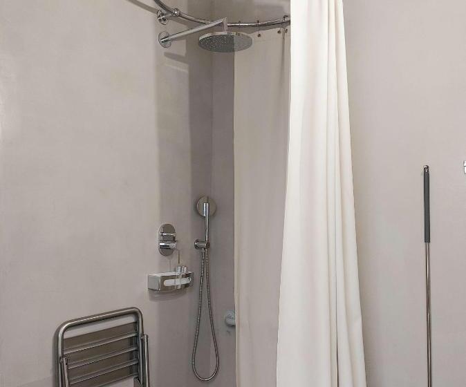 Standard-invahuone, Casa Shelly Hospederia