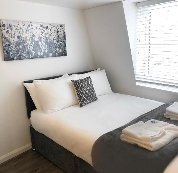 标准工作室, Fox House, Studio Apartments