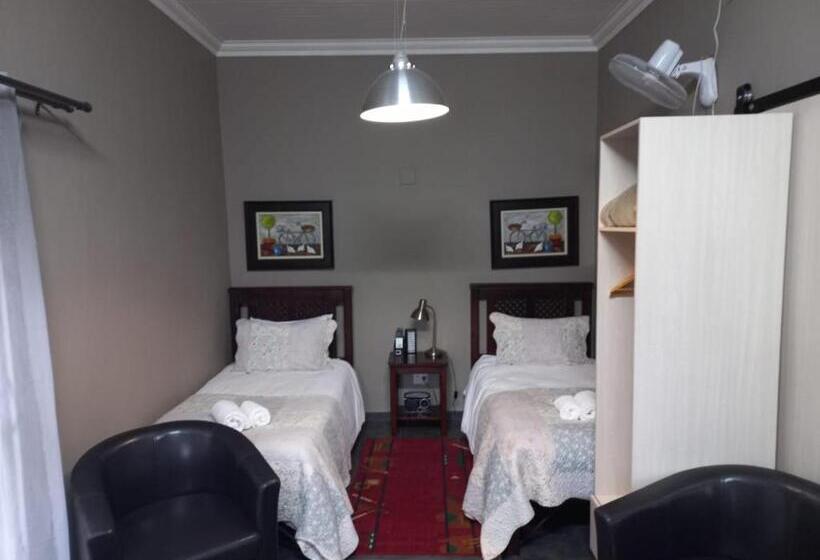 غرفة عائلية, A Little Guesthouse