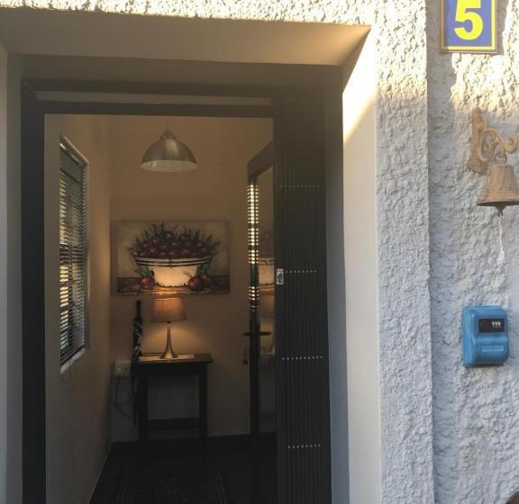 غرفة عائلية, A Little Guesthouse