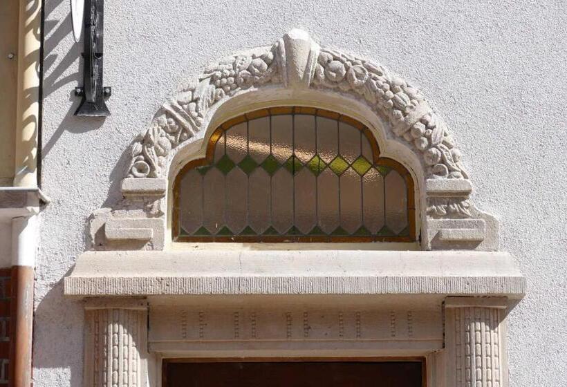 Quarto Estandar, Maximilian