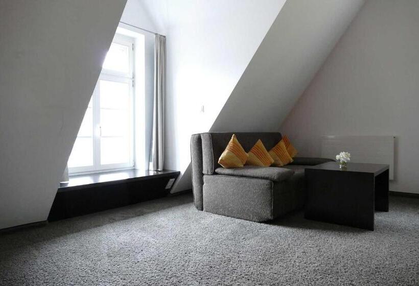 Quarto Dúplex, Maximilian